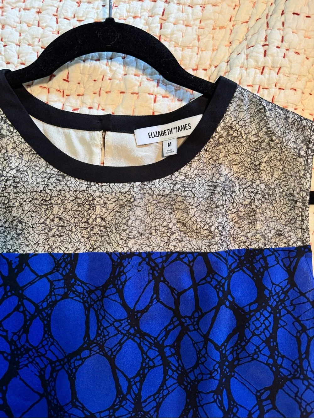 Elizabeth and James Blue Black White Abstract Cropped Silk Top - Picture 3 of 4